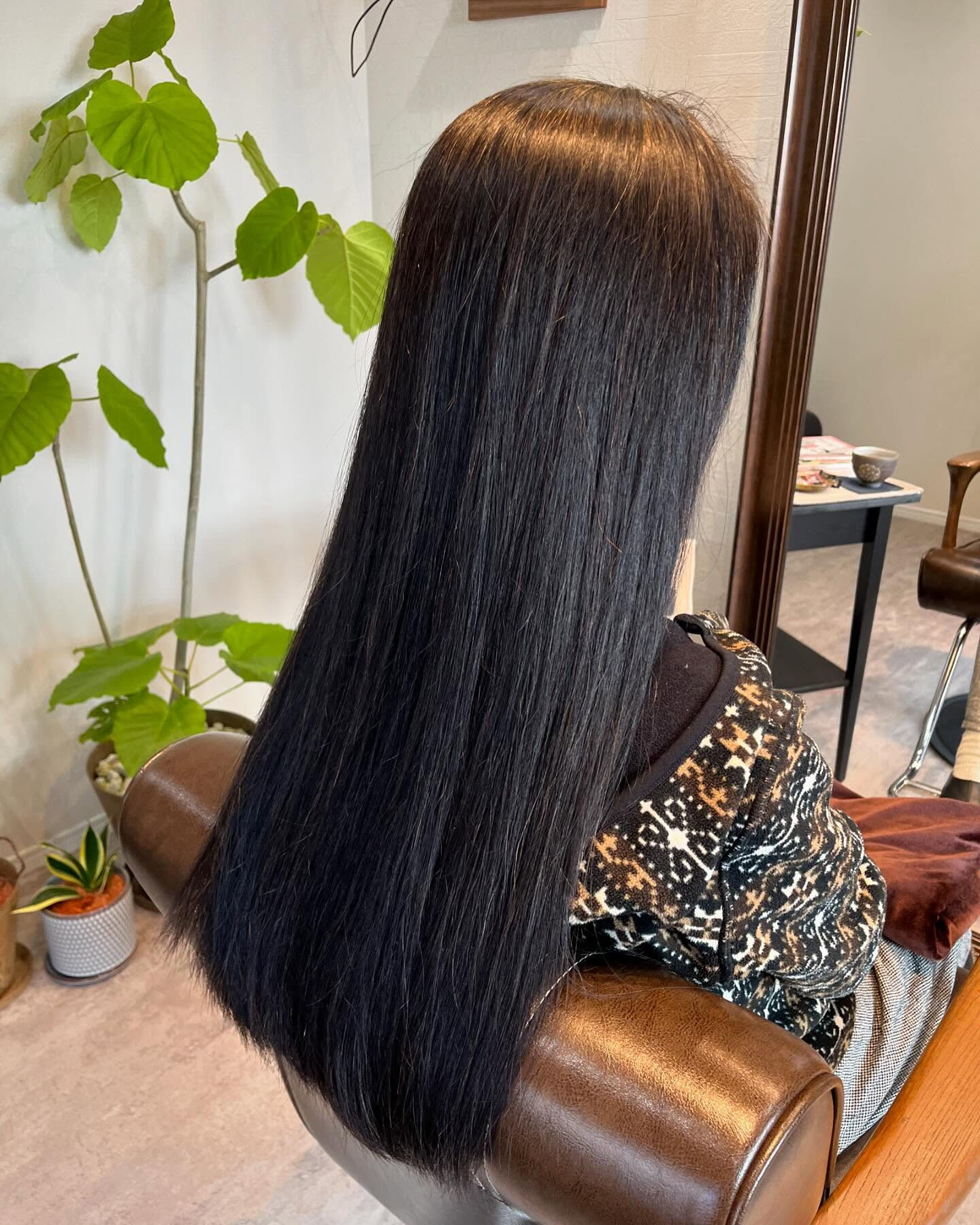 天然ヘナとインディゴハーブを混ぜることで、美しい茶色っぽい色